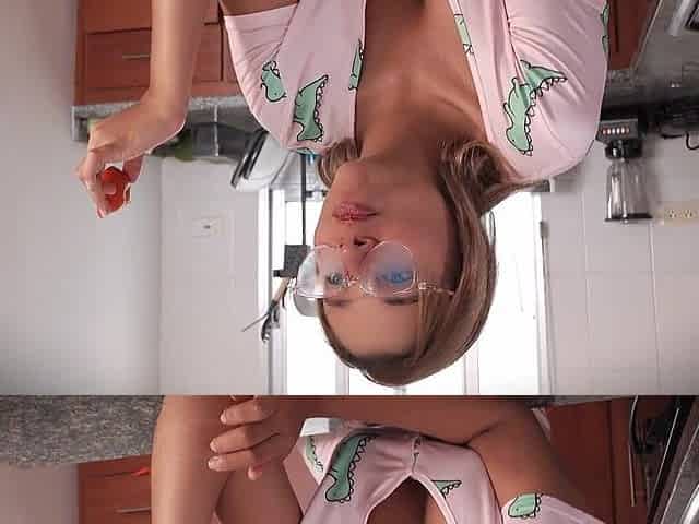 The maid screws the vegetables. That babe cums in the kitchen.