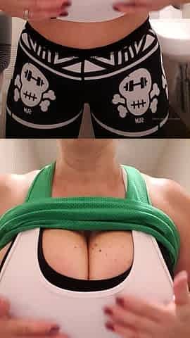 Big boob brunette masturbates on webcam