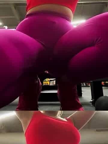 Sexy Training in the Gym in Leggins