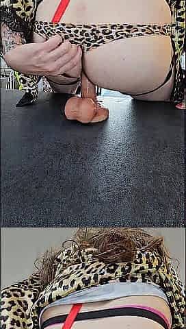 Sissy Lola en Underware leopard s'amuse sur ses gods sur son marbre de cuisine