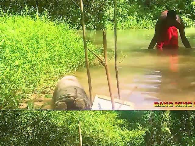 AMATEUR HORNY WIFE FUCK BY VILLAGERS WHO CAME TO FETCH WATER