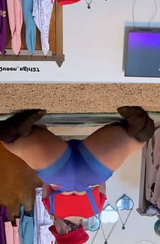 Blonde solo toying