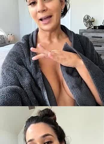 Big boob brunette masturbates on webcam