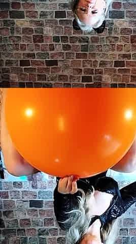 Big boob brunette masturbates on webcam
