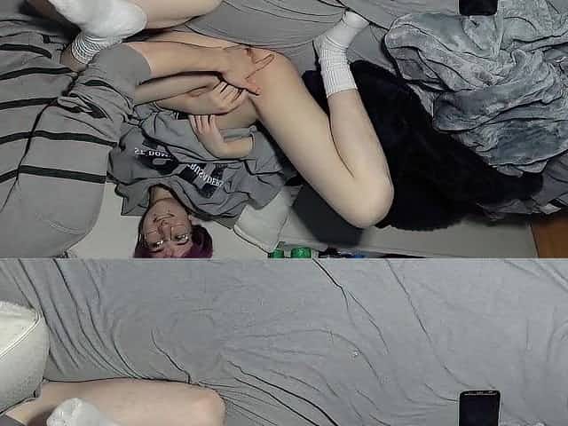 amateur pair uses toy and masturbates jointly