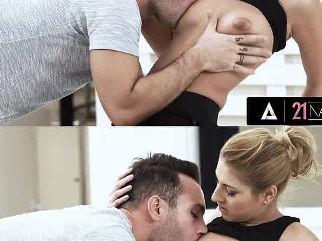 Sarah Cute spreads her ass cheeks to get her hole stretched