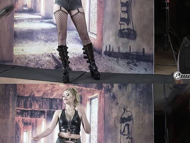 Izzy Delphine - 03 - Photoshoot Backstage