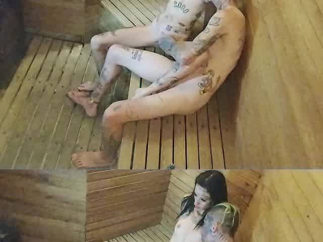 In the sauna anything got hotter. En el sauna todo se calentaba mas