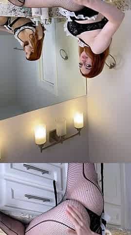 Redhead babe masturbates in the bathtube