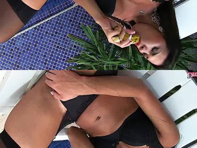 Hawt T-girl Erika Lee Shoves a Large Rubber Wang in Her Booty