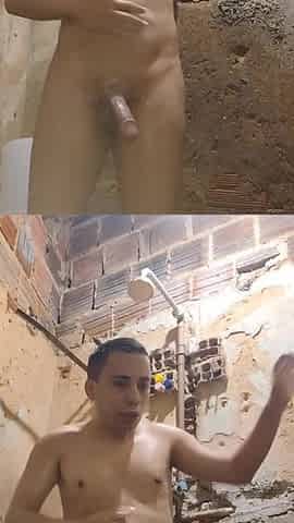 A young man taking a shower was caught on the internet.