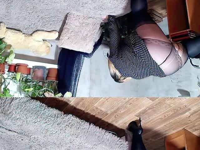 Hawt stepmom lets me cum on her
