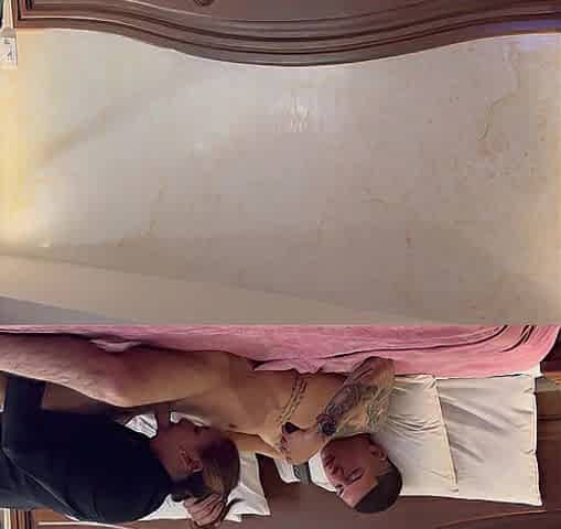Me follo a la del servicio al cuarto en un hotel