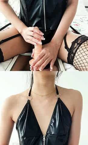 Masturbating solo babe loves her toys