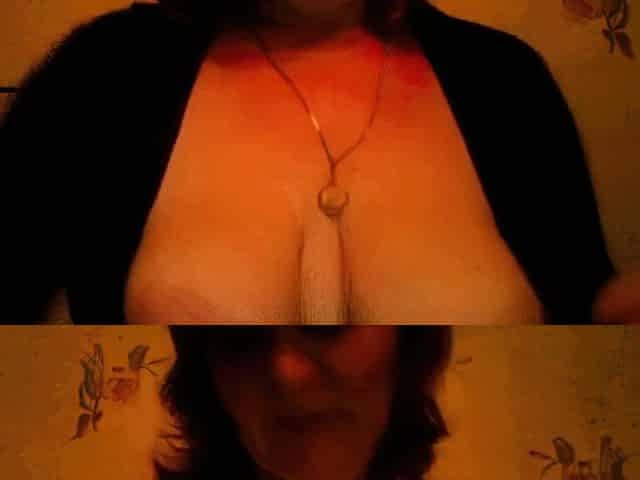 Mature Russian Amateur Irina Shows Off on Webcam