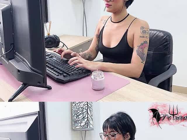 sexy call, I masturbate deliciously in the office
