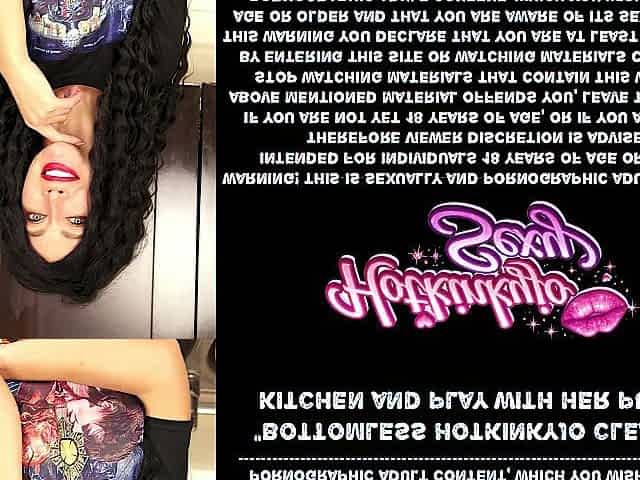 Bottomless Hotkinkyjo cleaning kitchen and play with her cunt