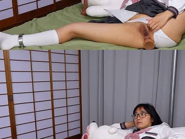 Petite Asian babe puts on a show for a photographer - DP