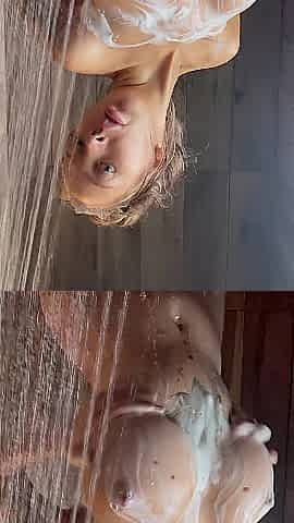 Sannababy in the shower