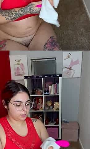 Big boobed babe masturbating