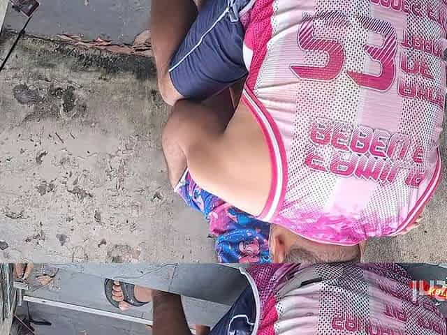 100% anal na escada de uma casa abandonada com velho brocha