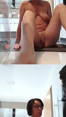 Julie Has a Very Strong Orgasm with Squirt