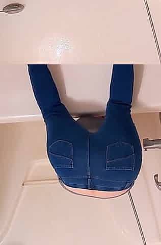 Bathtub cleaning MILF teases buttcrack