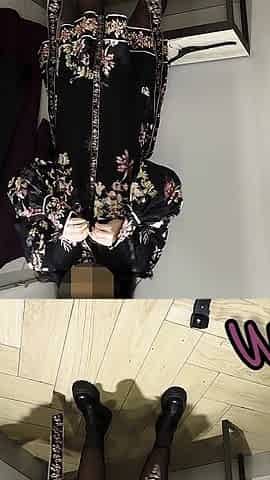 Risky Pussy Licking in a Busy Store Booth