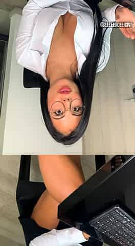 Big boob brunette masturbates on webcam