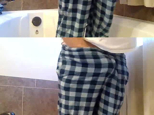Pissing In Bathtub Full Clip three Minutes