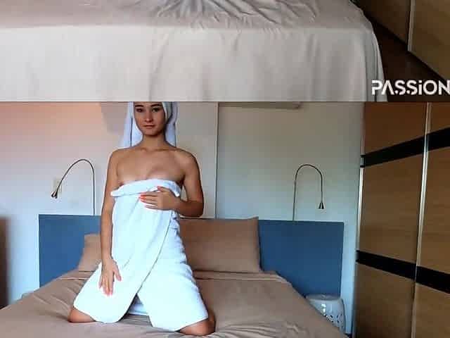 Morning masturbation show with constricted twat after shower