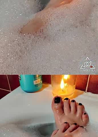 Hawt blond massaging her juicy soapy feet in the baths