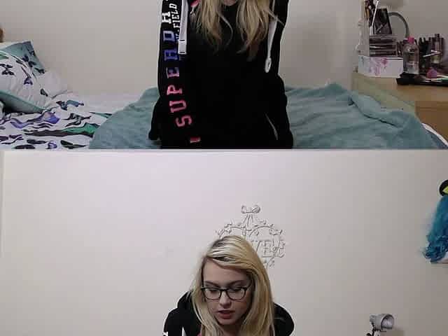 Amateur Webcam Cute Teen Plays Solo
