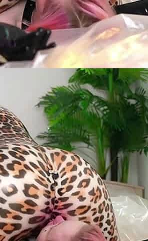Hot Lesbian Facesitting in Latex Rubber