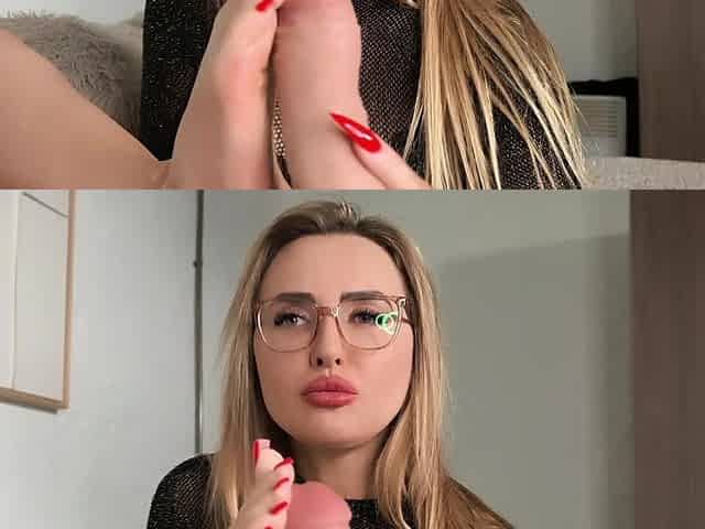 Sucking Toes & Dildo