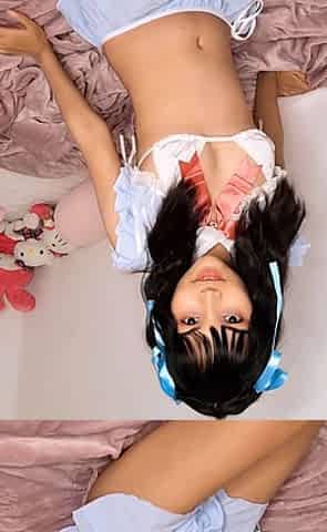 Amateur Webcam Cute Teen Plays Solo