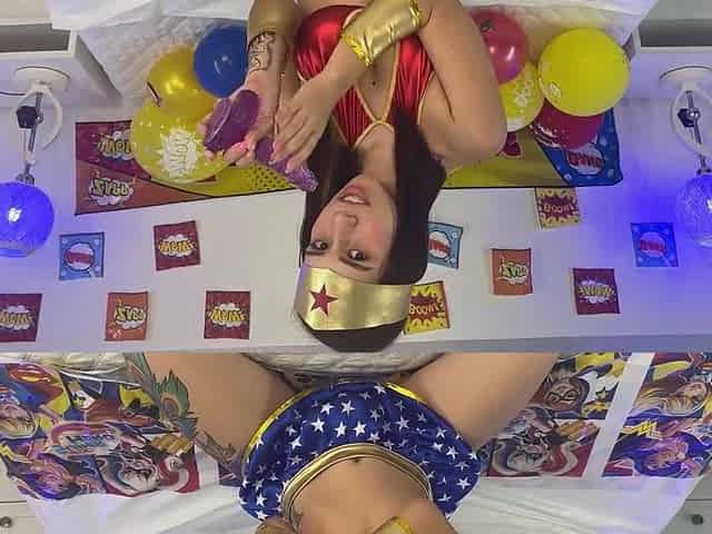 La MUJER MARAVILLA se enfrenta contra una gran verga ???? (COSPLAY CALIENTE, MAMADAS)