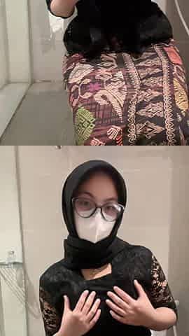 Sexy White Kebaya Hijab Girl Plays in the Toilet Until She Squirts