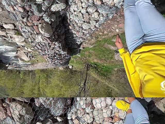 A tourist with a large booty decided to give a oral job in nature to her boyfriend - AnGelya.G