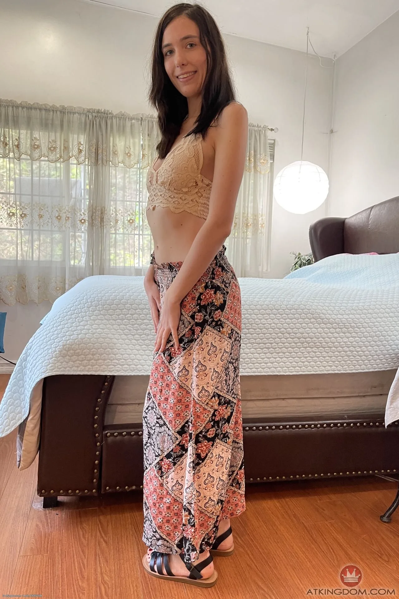 Valentina Jade khoe đường cong quyến rũ trên giường