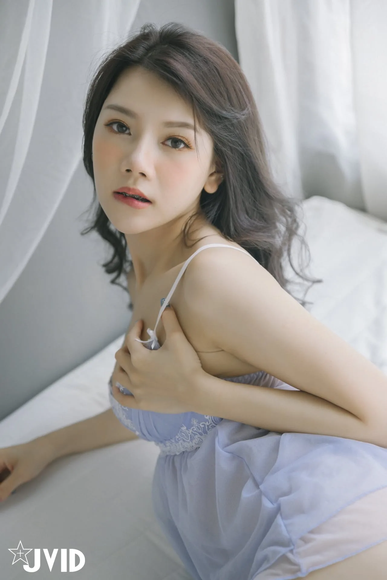 Người đẹp châu Á liếm môi gợi cảm khi khoe trọn thân hình trên giường