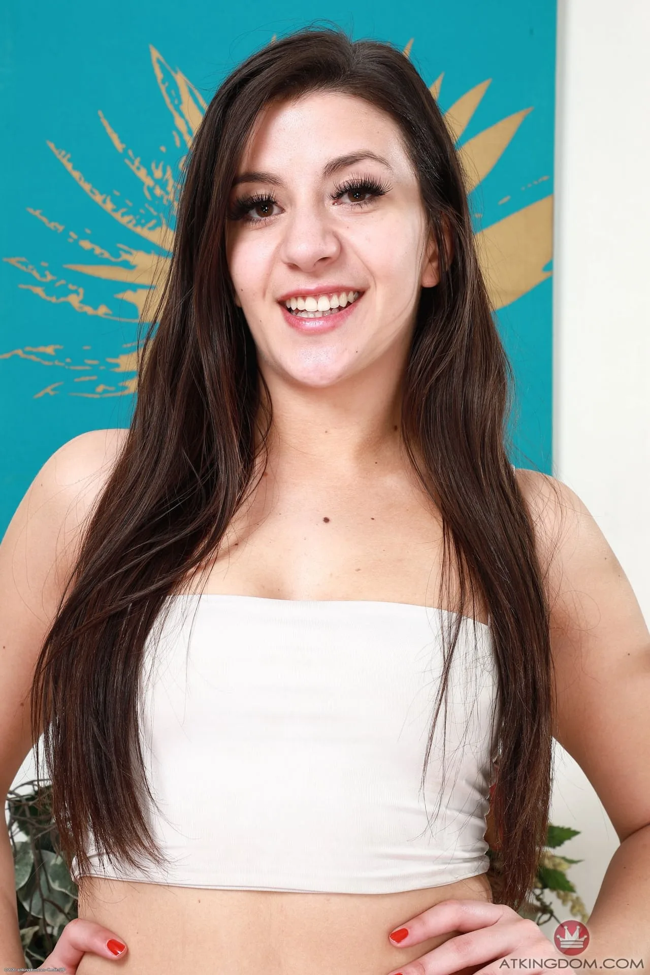 Natalie Brooks gợi cảm cởi đồ khoe lồn tỉa gọn và cặp mông to