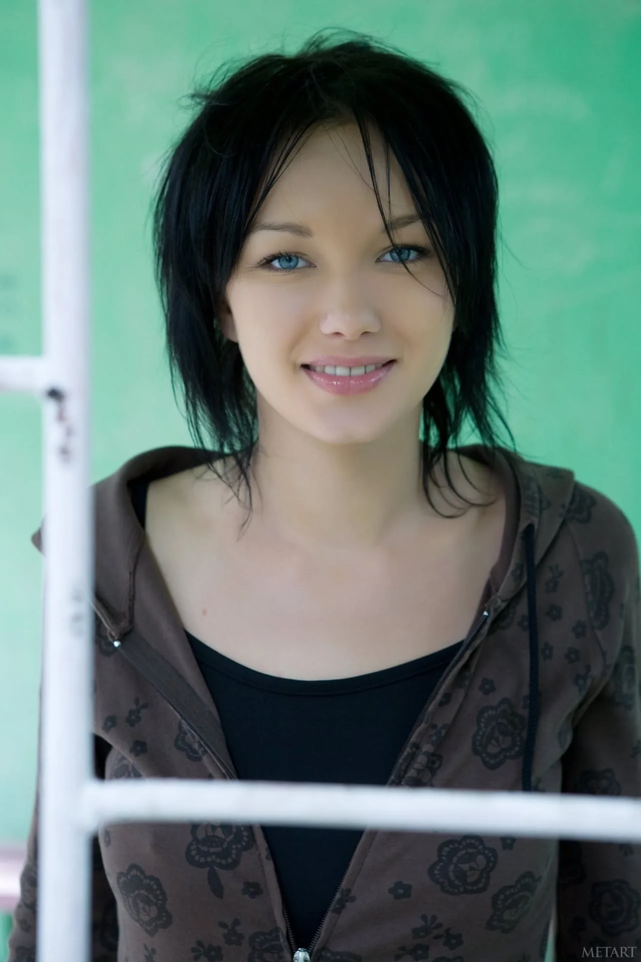 性感美女Loreen A展现中杯美胸与翘唇诱惑 2