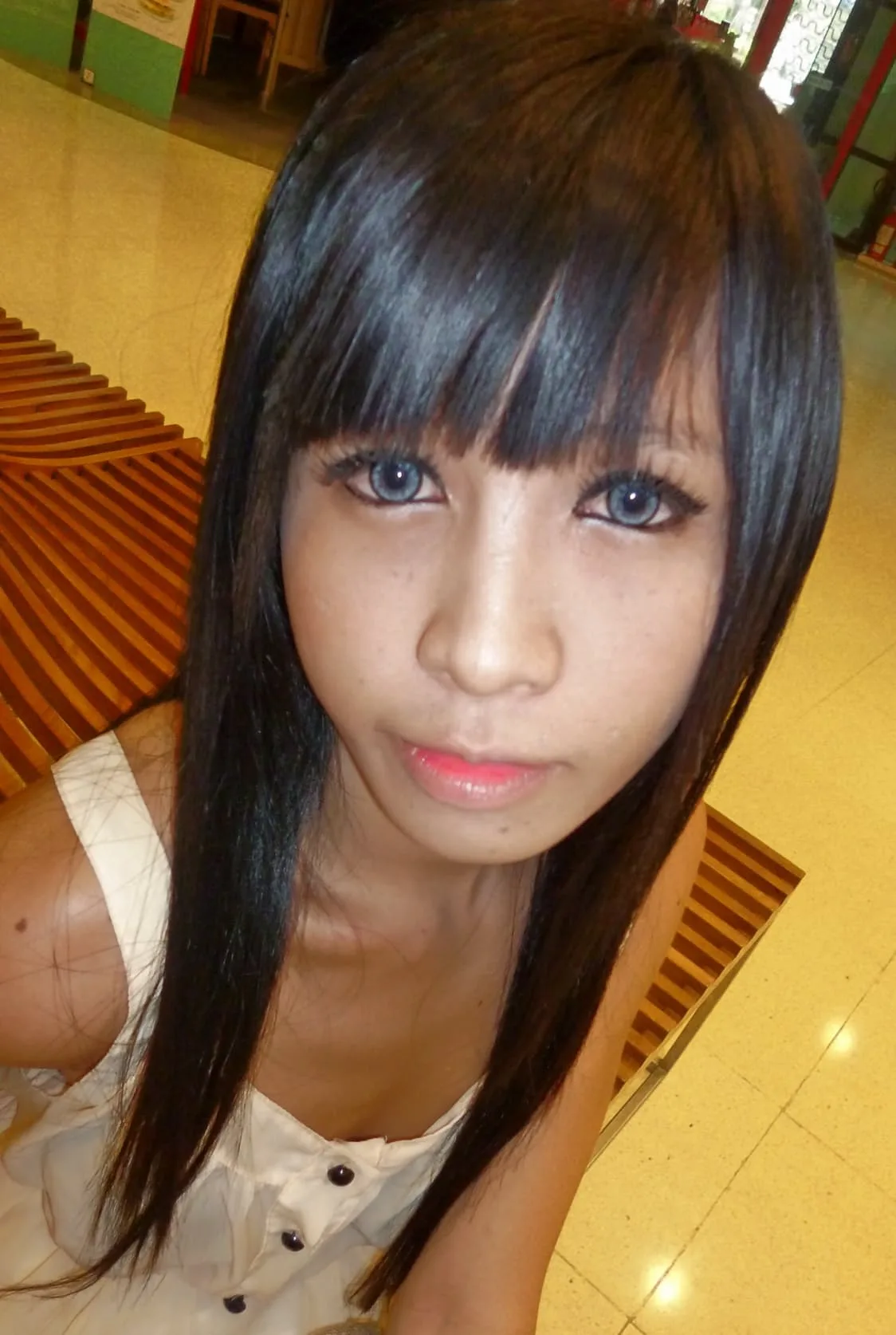 Ladyboy nhỏ nhắn khoe dáng trên phố đông