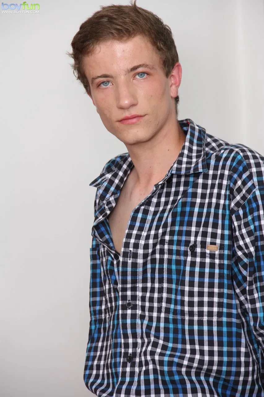 Skinny gay Ricky Draw shows his tight anus and jerks his suckable dick — Highlights