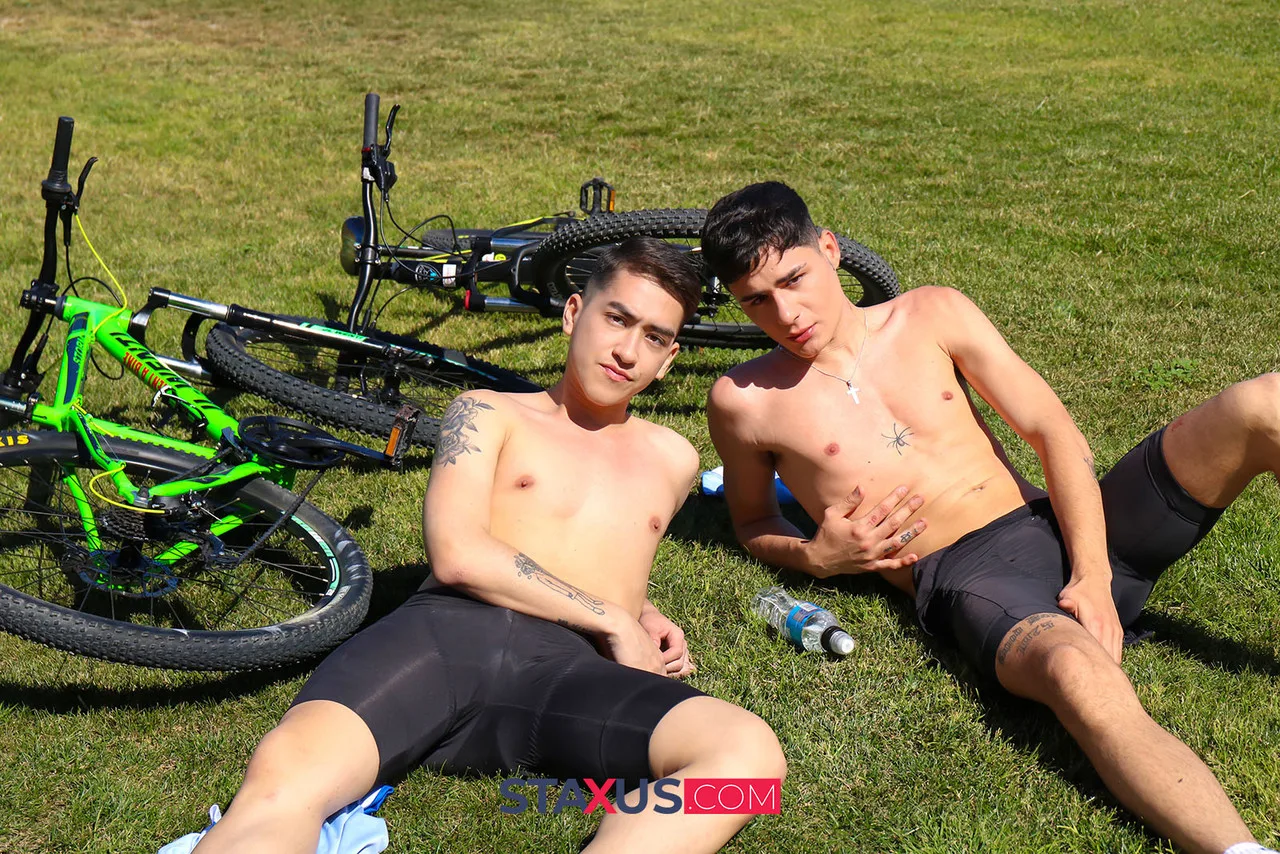 Spotlight: Horny gay guys Agus Piney and Johnny Hakson bang outdoors after a ride
