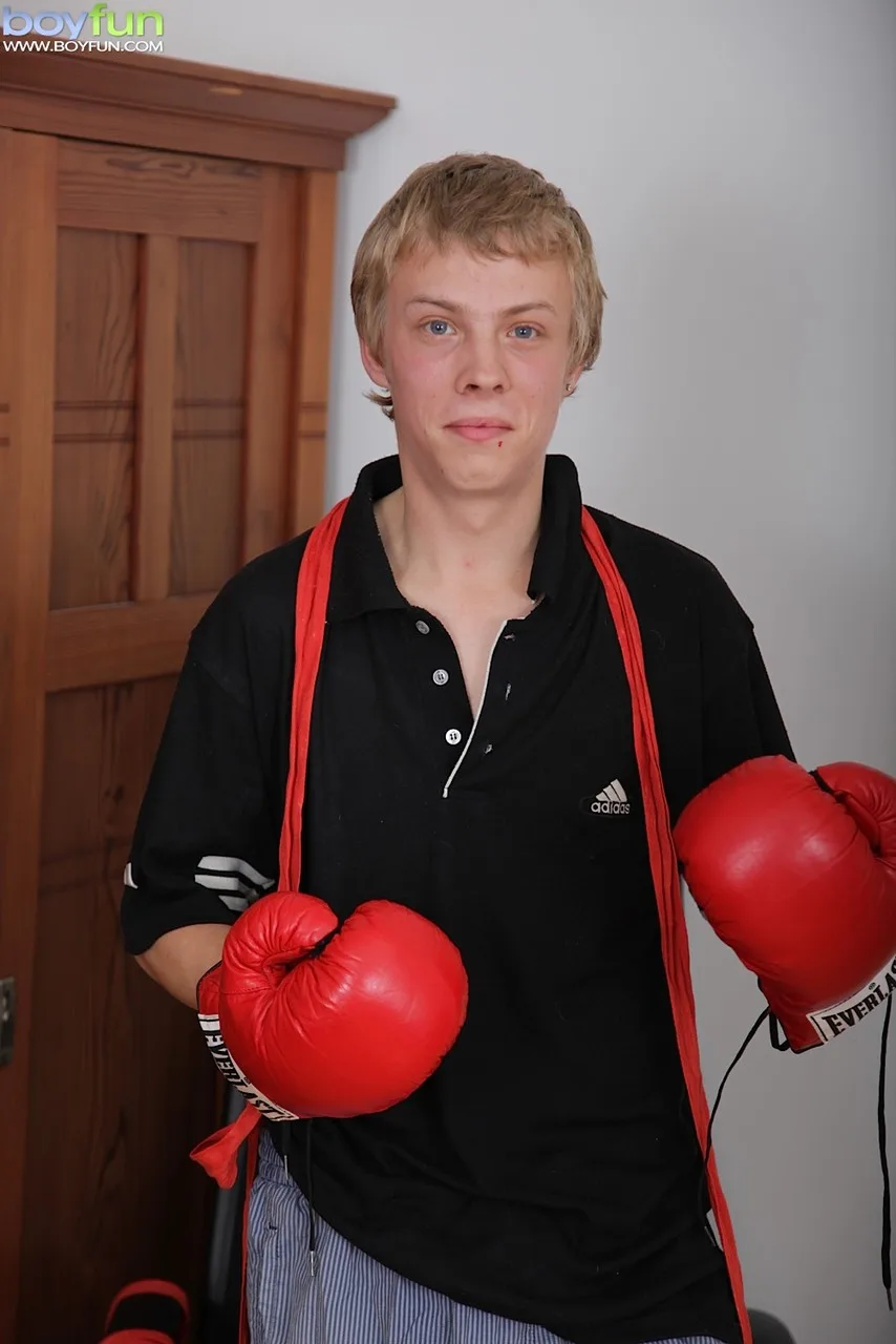 Thiếu niên quyến rũ thủ dâm bằng nắm đấm khi mặc găng boxing và quần thể thao