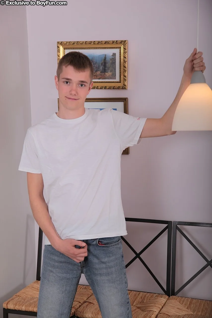 Short-haired gay boy Peyton shows his firm booty and masturbates passionately — Editors’ Pick