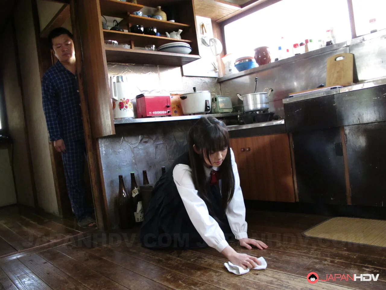 Cô nàng Ai Uehara quỳ xuống giúp bố chồng thỏa mãn sau khi lau nhà