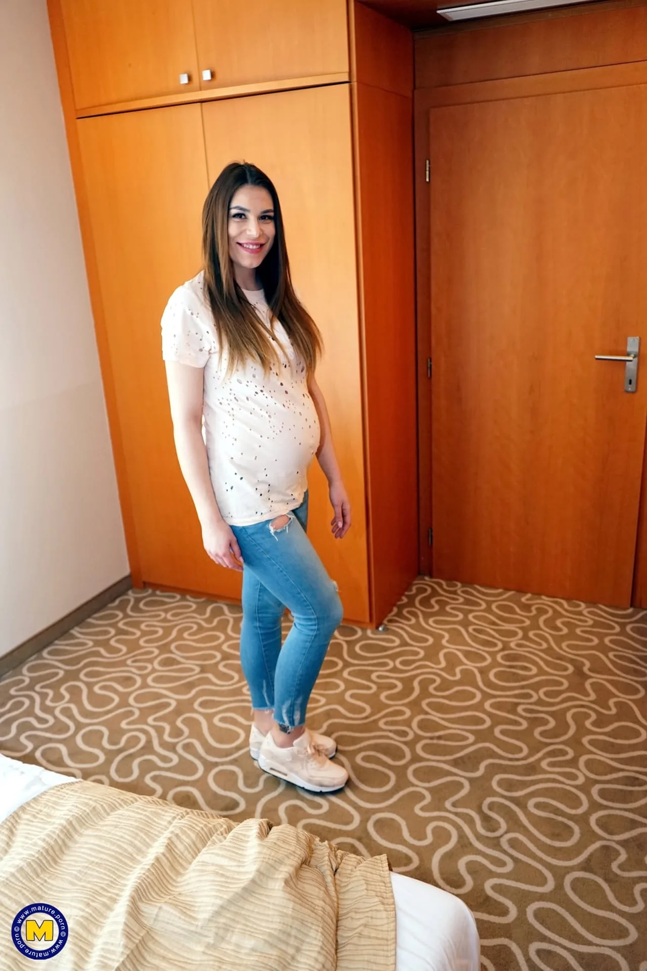 Jessica Bell mang thai bị chịch doggy sau khi cởi bỏ trang phục